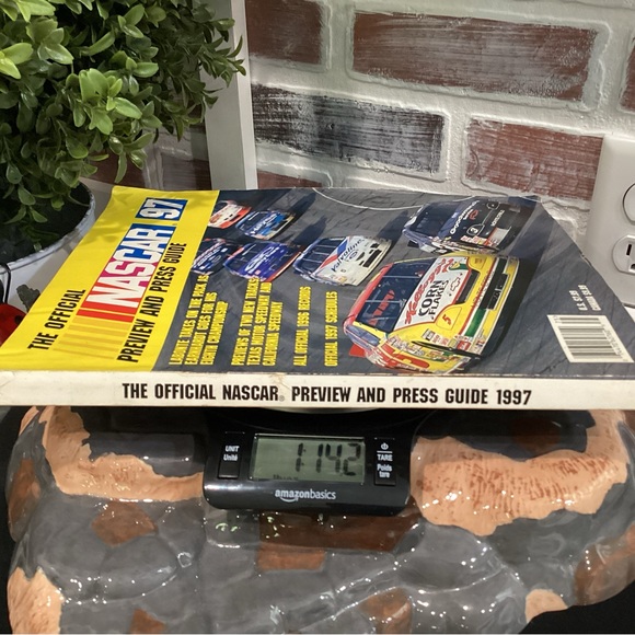 NASCAR - The Official 1997 Preview & Press Guide - Stats - Tracks - Drivers - Picture 8 of 8